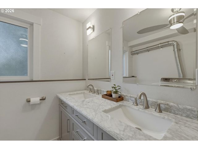 10050 Nw BRADY Ln, Portland, OR 97229