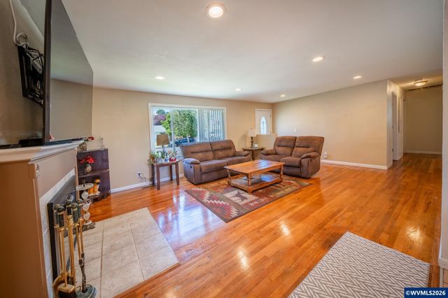 1166 N Douglas Av, Stayton, OR 97383