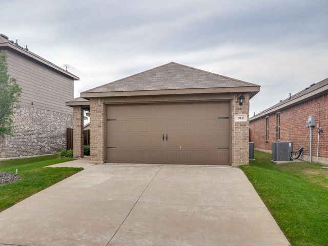 911 Corral Street, Royse City, TX 75189