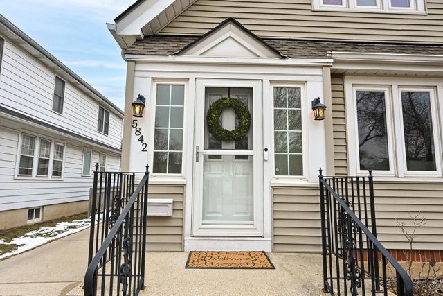 5842 N Bay Ridge AVENUE, Whitefish Bay, WI 53217