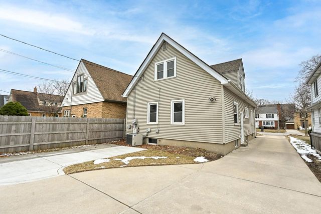 5842 N Bay Ridge AVENUE, Whitefish Bay, WI 53217