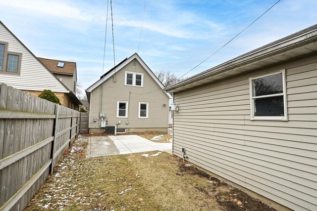 5842 N Bay Ridge AVENUE, Whitefish Bay, WI 53217