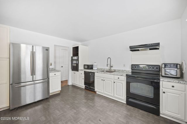 59 Sunnyside Road, Howell, NJ 07731