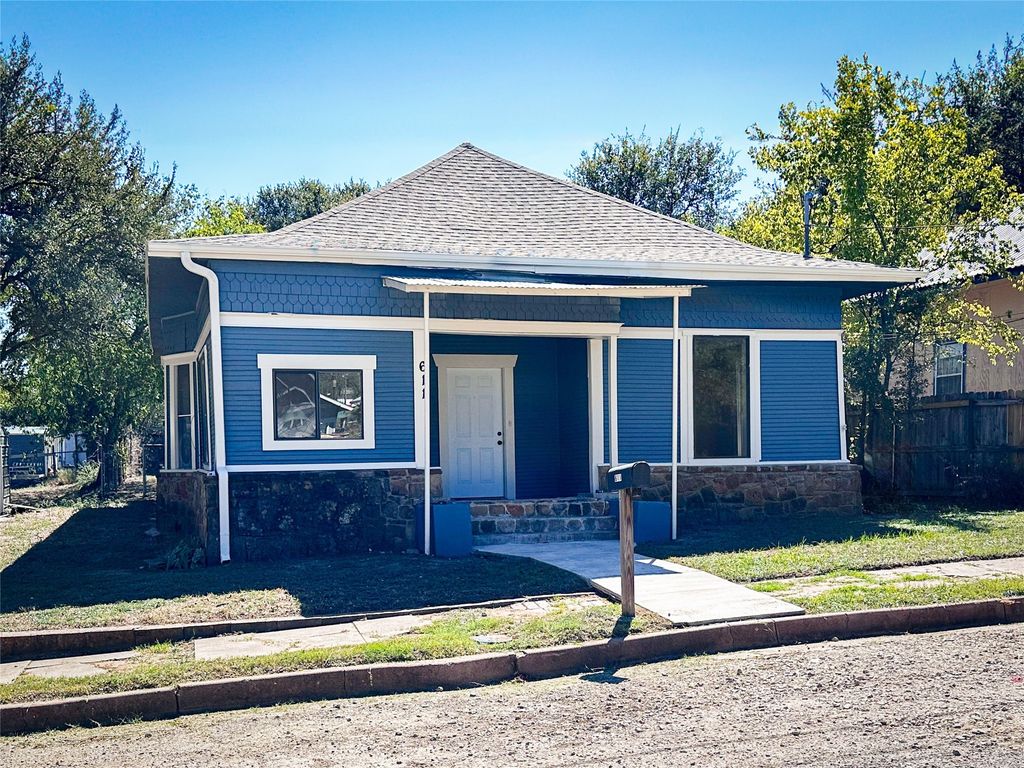 611 4th Street, Mineral Wells, TX 76067