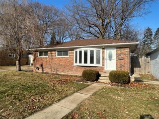 21221 Gordon Road, St. Clair Shores, MI 48081