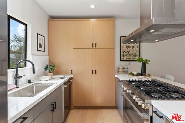 838 N Mansfield Avenue 201, Los Angeles, CA 90038