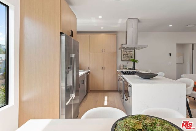 838 N Mansfield Avenue 201, Los Angeles, CA 90038