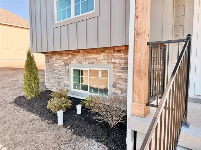 323 NE 51 Road, Warrensburg, MO 64093