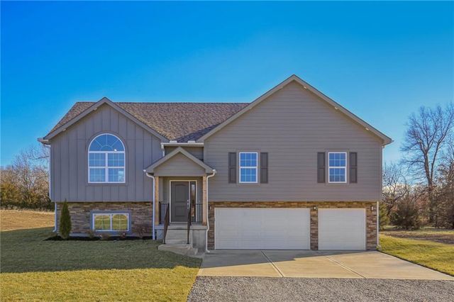 323 NE 51 Road, Warrensburg, MO 64093