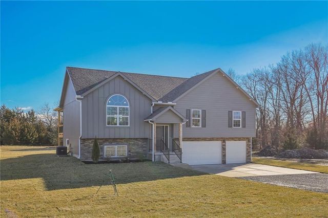 323 NE 51 Road, Warrensburg, MO 64093