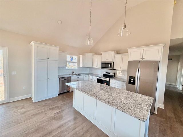 323 NE 51 Road, Warrensburg, MO 64093