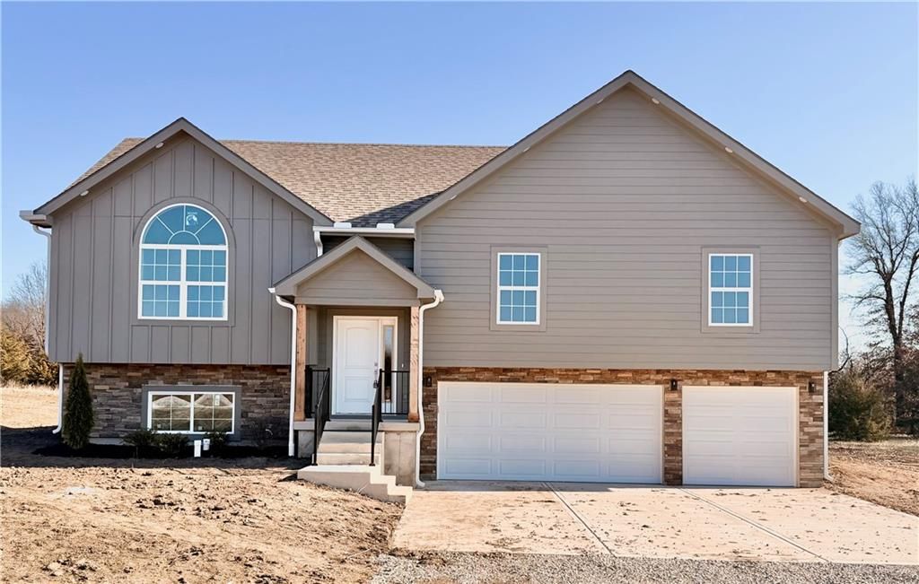 323 NE 51 Road, Warrensburg, MO 64093