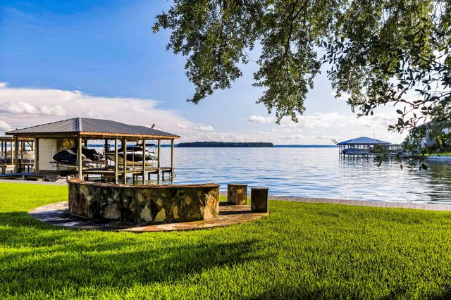 250 Oak Crest Drive, Livingston, TX 77351