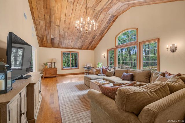 3 Carriage Court, Dix Hills, NY 11746
