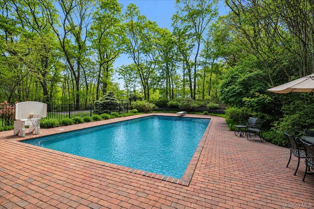 3 Carriage Court, Dix Hills, NY 11746