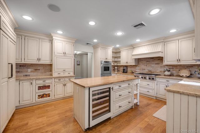 3 Carriage Court, Dix Hills, NY 11746