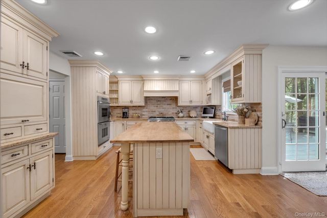 3 Carriage Court, Dix Hills, NY 11746