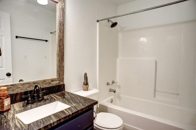 250 Shelley LN, San Marcos, TX 78666