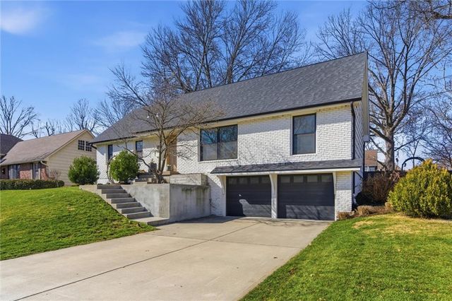 9516 Linden Street, Overland Park, KS 66207