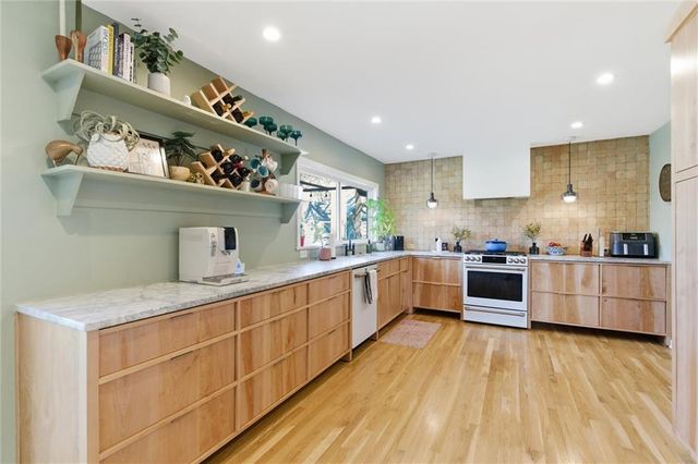 9516 Linden Street, Overland Park, KS 66207