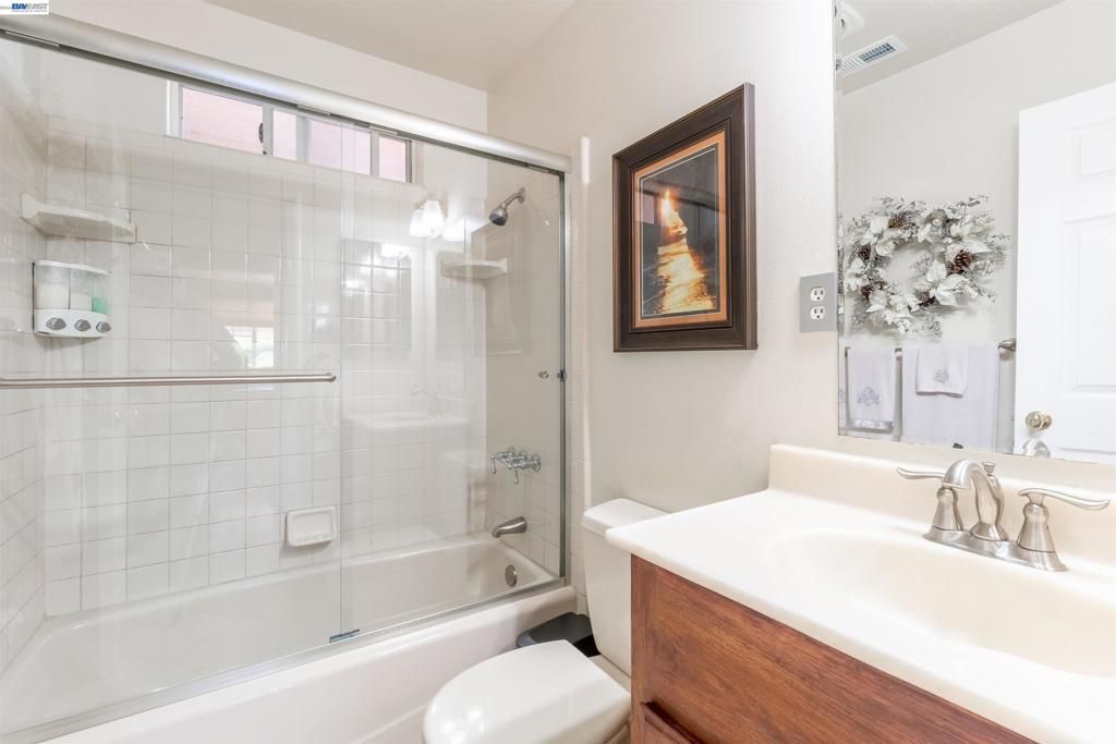 Image 15 of property listing at 15015 Milford St, San Leandro, CA 94579
