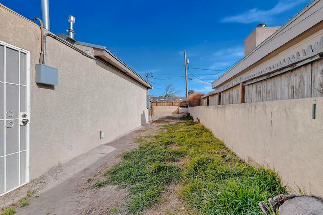 1526 Vassar Drive NE, Albuquerque, NM 87106