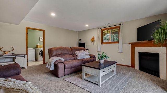 3309 S Pointe Court, Eau Claire, WI 54701