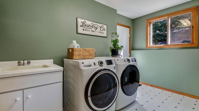 3309 S Pointe Court, Eau Claire, WI 54701