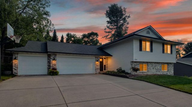 3309 S Pointe Court, Eau Claire, WI 54701