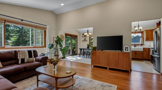 3309 S Pointe Court, Eau Claire, WI 54701