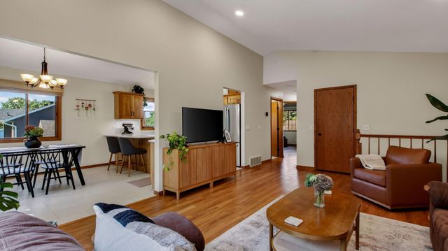 3309 S Pointe Court, Eau Claire, WI 54701