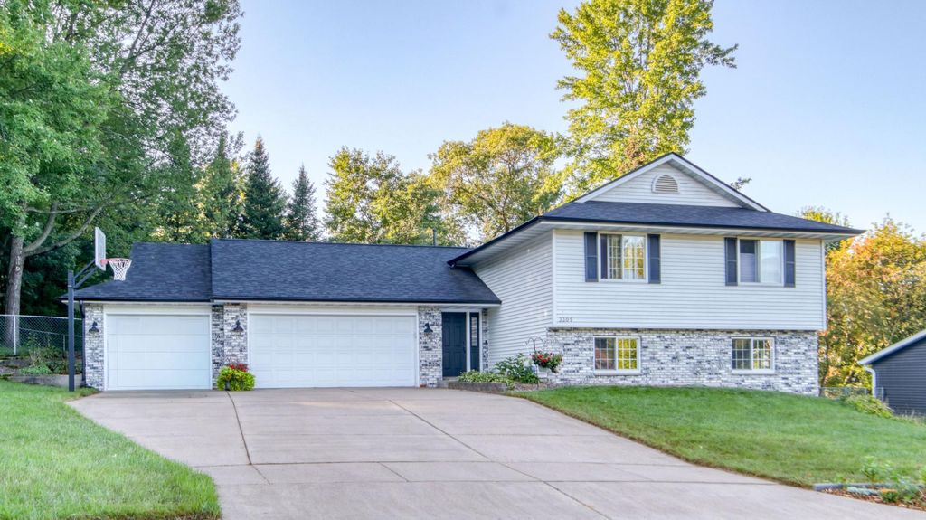 3309 S Pointe Court, Eau Claire, WI 54701