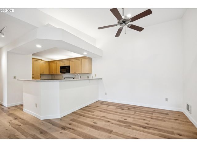 5055 FOOTHILLS Dr G, Lake Oswego, OR 97034