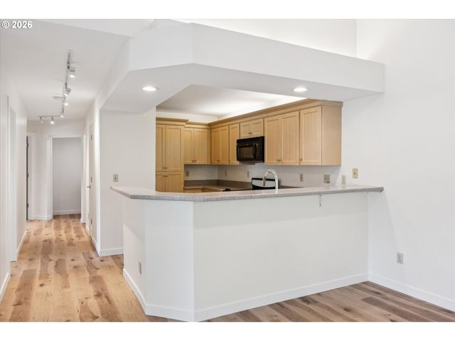 5055 FOOTHILLS Dr G, Lake Oswego, OR 97034