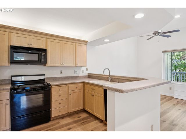 5055 FOOTHILLS Dr G, Lake Oswego, OR 97034