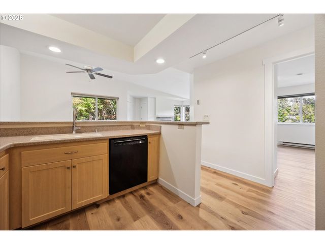 5055 FOOTHILLS Dr G, Lake Oswego, OR 97034