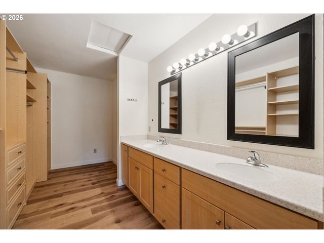 5055 FOOTHILLS Dr G, Lake Oswego, OR 97034