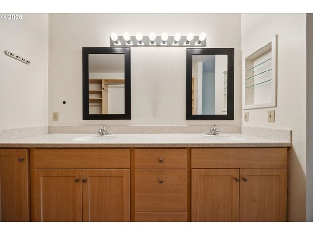 5055 FOOTHILLS Dr G, Lake Oswego, OR 97034