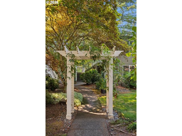 5055 FOOTHILLS Dr G, Lake Oswego, OR 97034