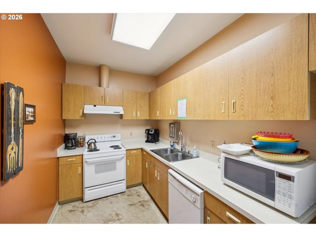 5055 FOOTHILLS Dr G, Lake Oswego, OR 97034