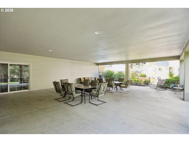 5055 FOOTHILLS Dr G, Lake Oswego, OR 97034