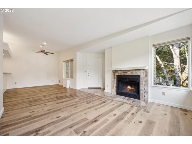 5055 FOOTHILLS Dr G, Lake Oswego, OR 97034