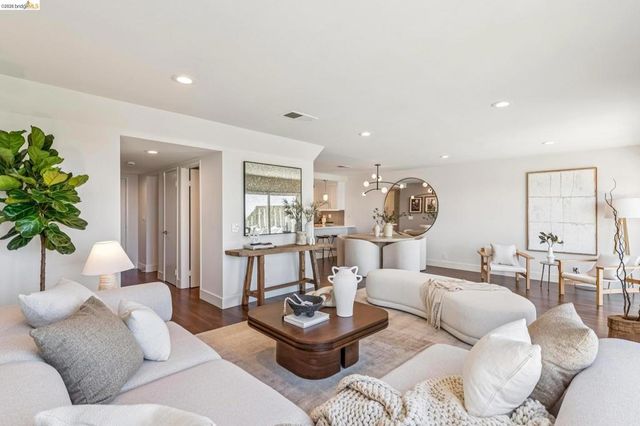 25 Graeagle, Oakland, CA 94605