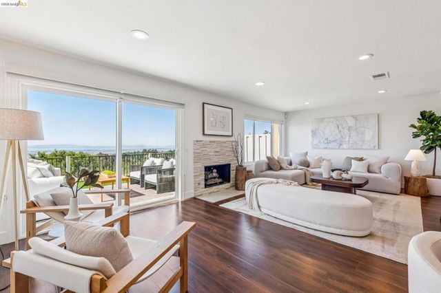 25 Graeagle, Oakland, CA 94605