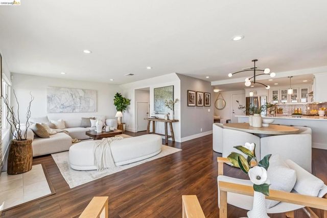 25 Graeagle, Oakland, CA 94605