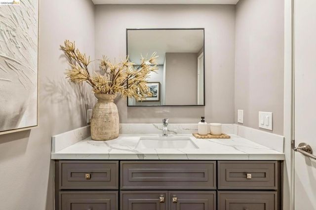 25 Graeagle, Oakland, CA 94605