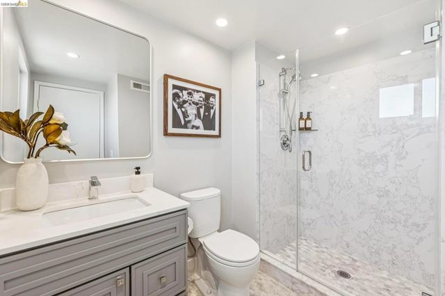 25 Graeagle, Oakland, CA 94605