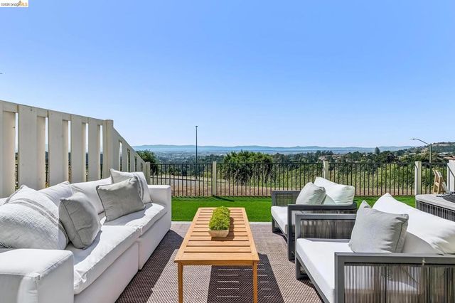 25 Graeagle, Oakland, CA 94605