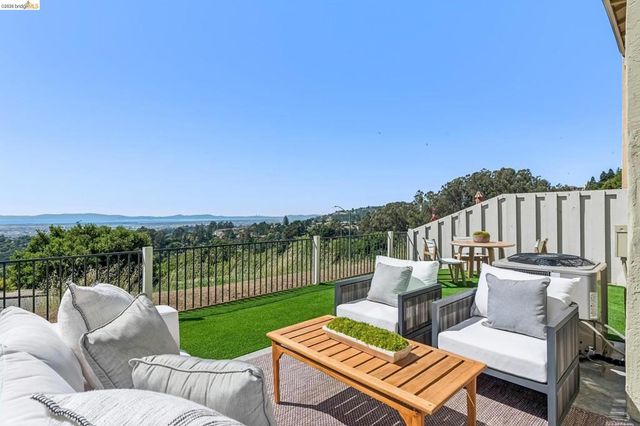 25 Graeagle, Oakland, CA 94605