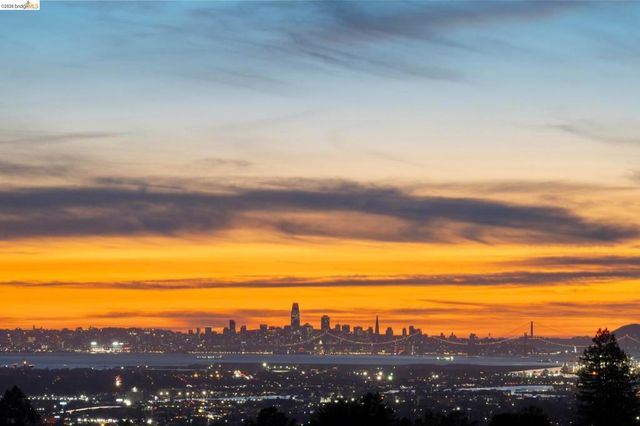 25 Graeagle, Oakland, CA 94605